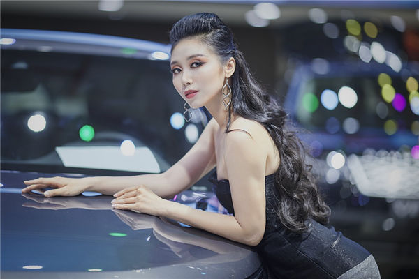 女生脸上有朱砂痣寓意(眉间有朱砂痣的女人)插图