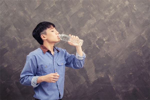头上三个旋的男人命运(女孩子头上有三个旋代表什么)插图