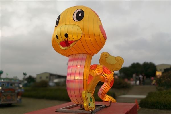 89年，那是蛇的三道坎。插图