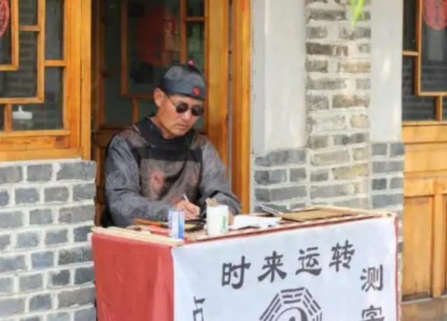 眉毛上方的额头有痣代表什么(眉毛上长的痣代表什么)插图