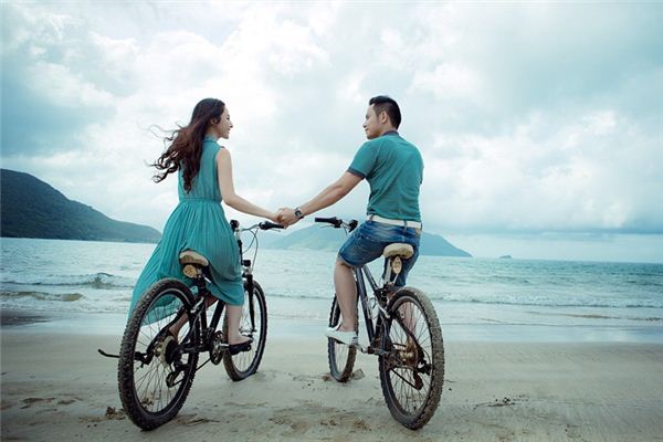 女生戒指戴右手哪个手指代表什么 女的戴戒指是戴左手还是戴右手好插图