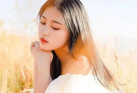 a型天蝎男喜欢什么样的女生(异性眼中的ab型天蝎女)插图