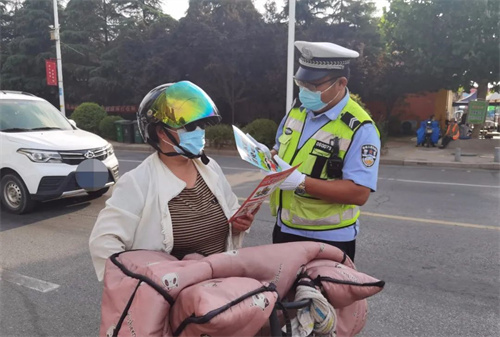 梦见没戴头盔被交警罚款是什么意思插图