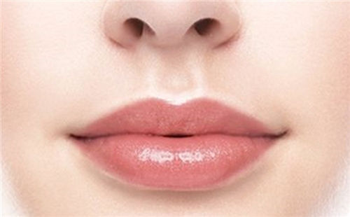 人中短上唇翘的图片 越老越有好运气的面相特征插图