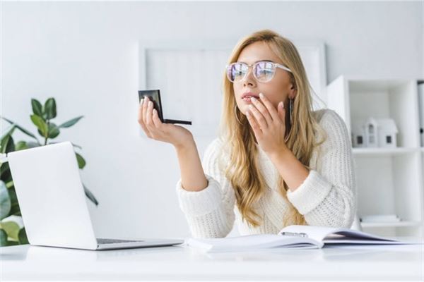 女性办公桌上摆放风水有什么讲究和忌讳插图